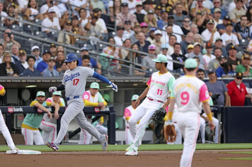 　パドレス戦の１回、一ゴロに倒れるドジャース・大谷（17）と、ベースカバーの先発ダルビッシュ（11）＝サンディエゴ（共同）