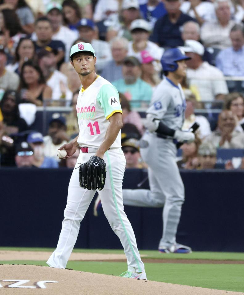 　ドジャース戦の３回、大谷（奥）を右飛に仕留めたパドレスのダルビッシュ＝サンディエゴ（共同）