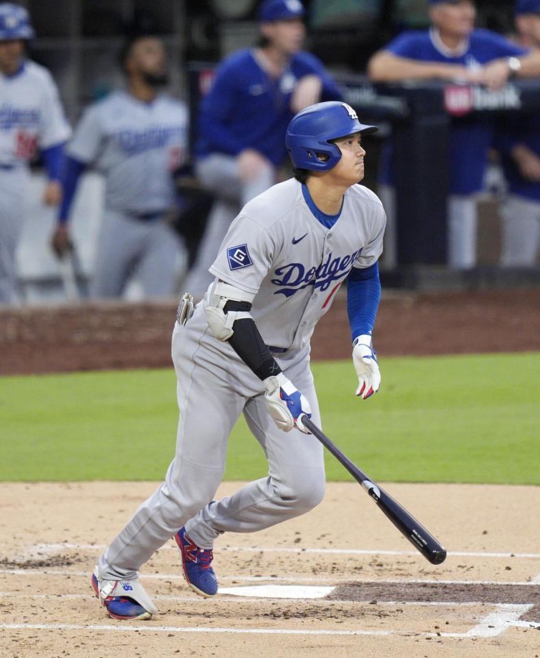 　パドレス戦の３回、右飛に倒れるドジャース・大谷＝サンディエゴ（共同）