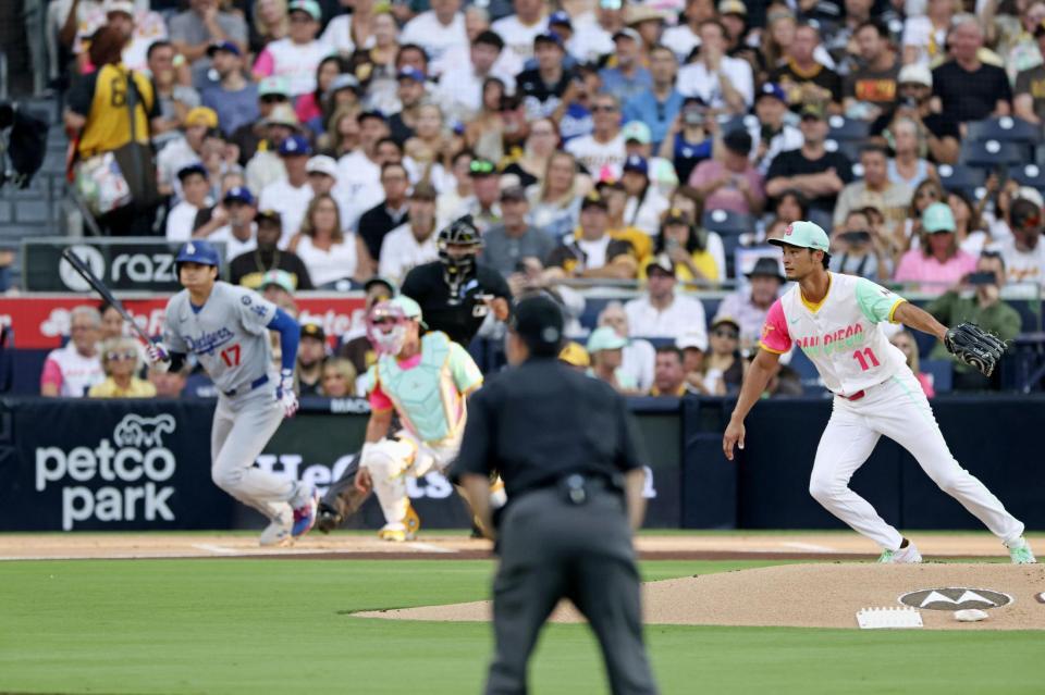 　ドジャース戦の１回、大谷（左端）を一ゴロに仕留めるパドレスのダルビッシュ＝サンディエゴ（共同）