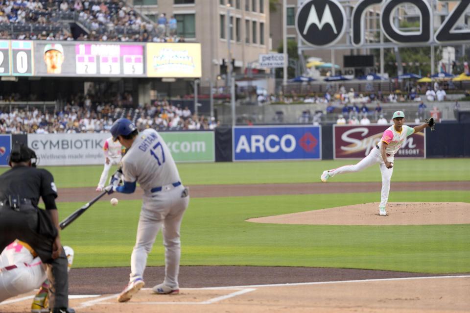 　ドジャース戦の１回、大谷（17）を一ゴロに仕留めるパドレスのダルビッシュ＝サンディエゴ（共同）