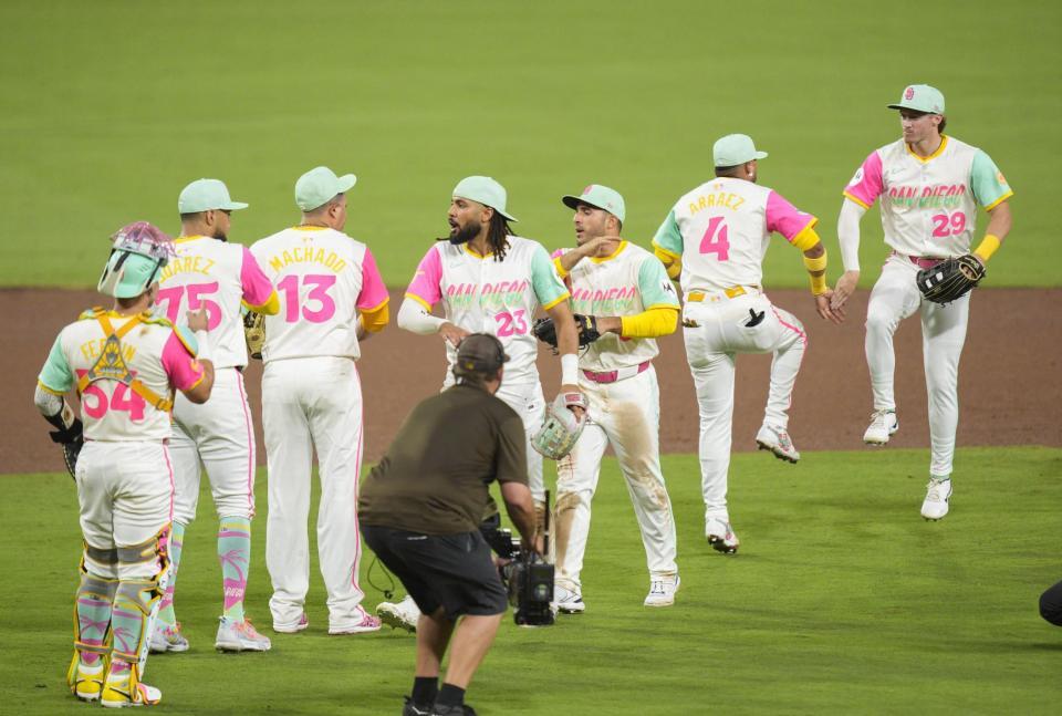 　　ドジャースに勝利し、タッチを交わすパドレスナイン＝サンディエゴ（共同）