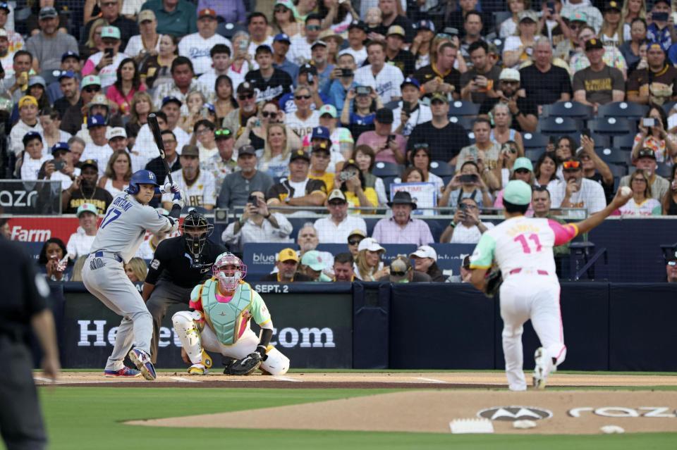 　パドレス戦の１回、ダルビッシュ（11）と対戦するドジャース・大谷＝サンディエゴ（共同）