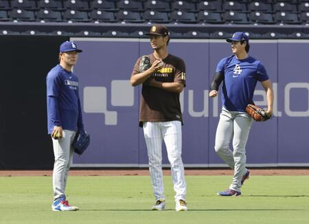 　試合前、話をするパドレスのダルビッシュ（中央）とドジャース・山本。右はキャッチボールするドジャース・大谷（共同）
