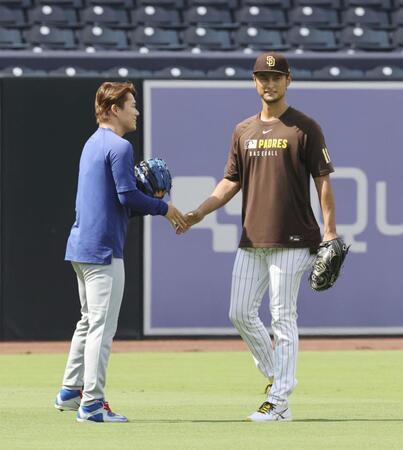 　試合前、あいさつを交わすドジャース・山本（左）とパドレスのダルビッシュ（共同）
