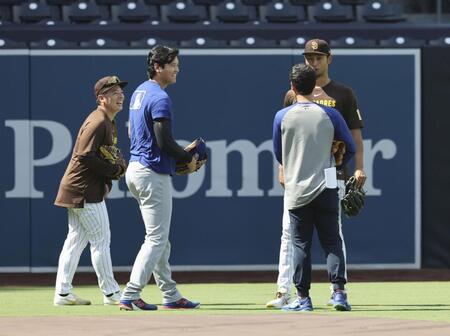 　試合前、あいさつを交わすドジャース・大谷（左から２人目）とパドレスのダルビッシュ（右奥）。左端はパドレス・松井（共同）