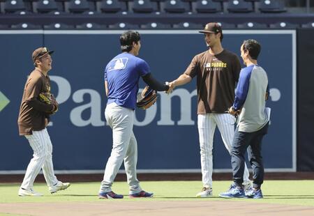 　試合前、握手を交わすドジャース・大谷（左から２人目）とパドレスのダルビッシュ。左端はパドレス・松井（共同）