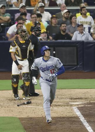 　パドレス戦の９回、右飛に倒れたドジャース・大谷（共同）