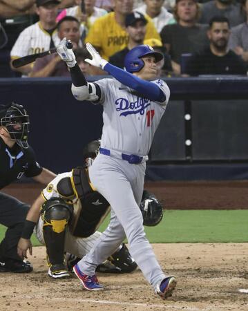 　パドレス戦の９回、右飛に倒れるドジャース・大谷（共同）