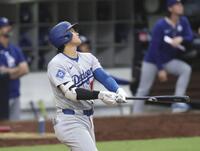 　パドレス戦の６回、中飛に倒れるドジャース・大谷（共同）