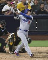 　パドレス戦の９回、右飛に倒れるドジャース・大谷（共同）