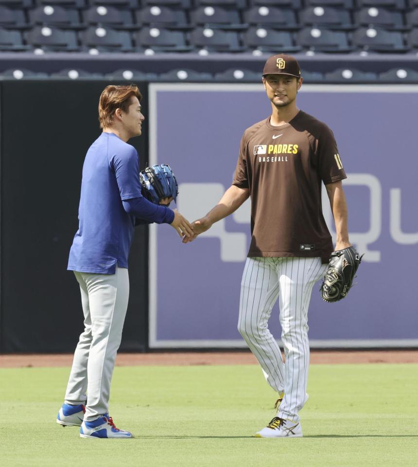 　試合前、あいさつを交わすドジャース・山本（左）とパドレスのダルビッシュ（共同）