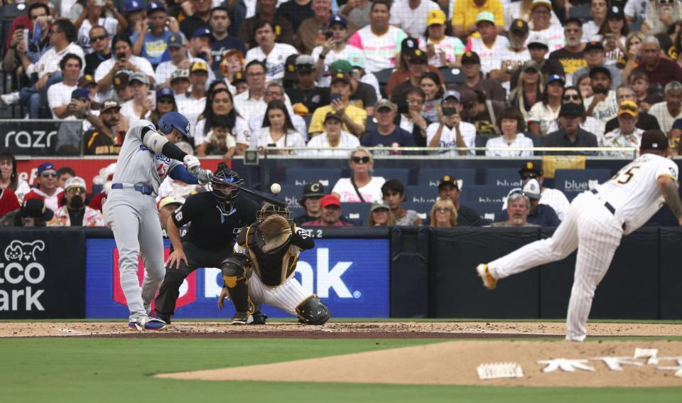 　パドレス戦の４回、右飛に倒れるドジャース・大谷。投手コルテス（共同）