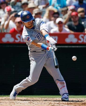 　エンゼルス戦の５回、左前打を放つカブス・鈴木＝アナハイム（共同）