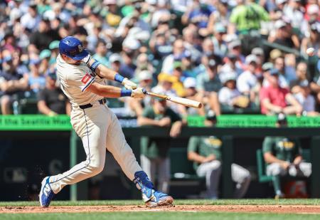 　４９号２ランを放つマリナーズの捕手ローリー＝２４日（ゲッティ＝共同）