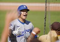 　パドレス戦の９回、４５号ソロを放ち迎えられるドジャース・大谷（共同）