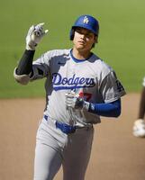 　パドレス戦の９回、４５号ソロを放ち塁を回るドジャース・大谷（共同）