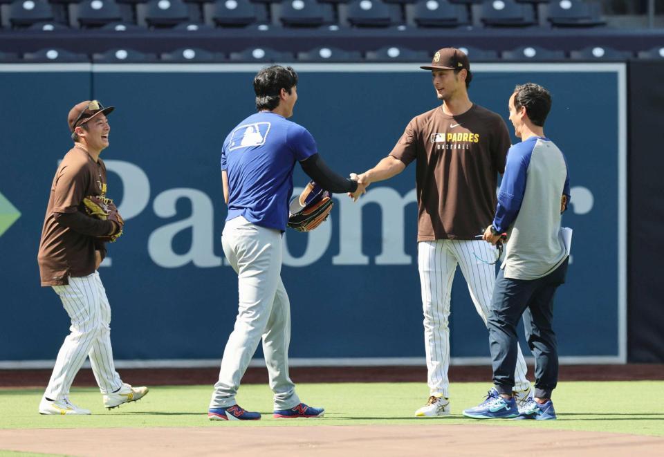 　試合前、握手を交わすドジャース・大谷（左から２人目）とパドレスのダルビッシュ。左端はパドレス・松井（共同）