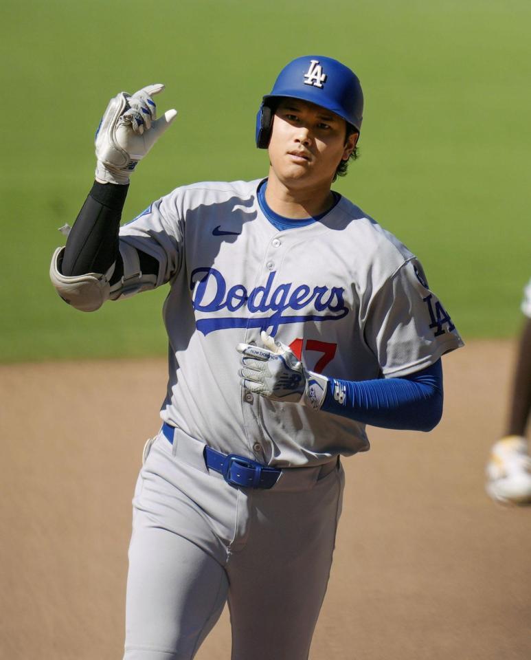 　パドレス戦の９回、４５号ソロを放ち塁を回るドジャース・大谷（共同）