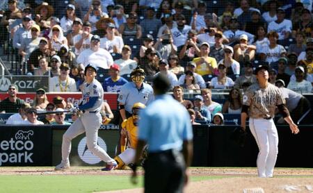 　９回、パドレス・松井（右）から４５号ソロを放つ大谷（共同）