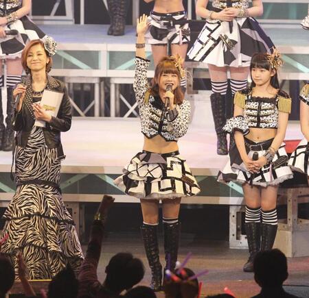 　２０１２年１月、卒業を発表した新垣里沙（中央）