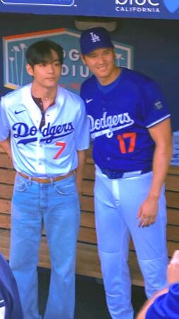 ドジャース・大谷翔平とＢＴＳ・Ｖが２ショット　始球式登板の試合前にベンチで交流　握手してハグ