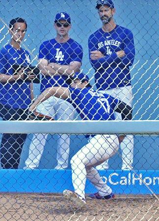 　ブルペンで投球する大谷（共同）