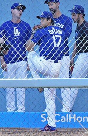 　ブルペンで投球する大谷（共同）