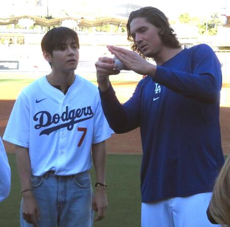 　グラスノーに握りを指導されるＢＴＳ・Ｖ（撮影・小林信行）