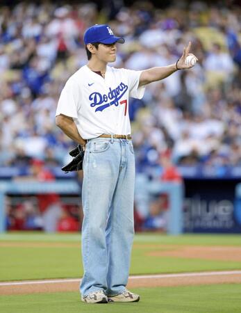 　始球式前にポーズをとるＢＴＳのＶ（共同）