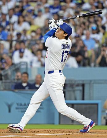 　１回、三飛に倒れる大谷（共同）