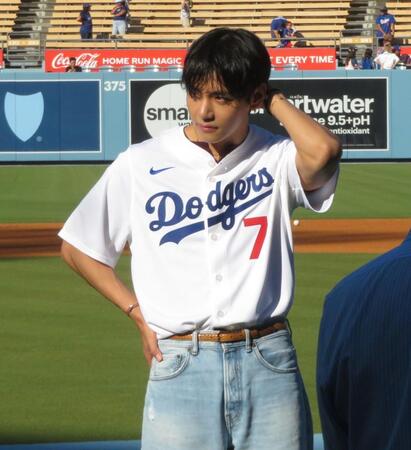 「アメージング」「エースがマウンドに」BTS・Vのピッチングに称賛の声続々 始球式で速球披露 山本にお辞儀する振る舞いにも