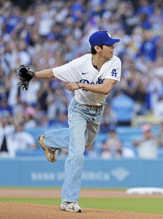 　ドジャース－レッズ戦の始球式を務めるＢＴＳのＶ（共同）