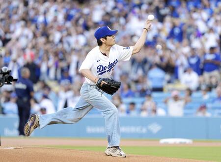 　ドジャース－レッズ戦の始球式を務めるＢＴＳのＶ（共同）