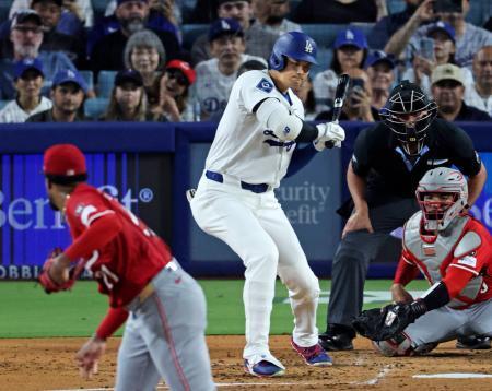 　レッズ戦の３回、四球を選ぶドジャース・大谷。投手グリーン＝ロサンゼルス（共同）