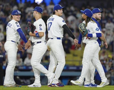 　レッズに勝利し、チームメートとタッチを交わす大谷（中央）＝共同