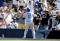 　９回、生還した大谷はベンチ横のパドレスファンと触れ合う（共同）