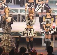 　２０１２年１月、卒業を発表した新垣里沙（中央）