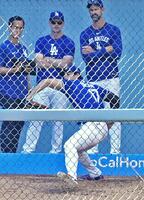　ブルペンで投球する大谷（共同）
