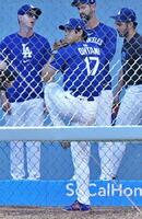 　ブルペンで投球する大谷（共同）