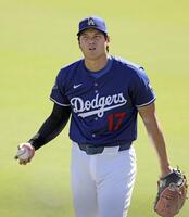 　キャッチボールする大谷（共同）