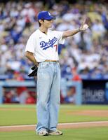 　始球式前にポーズをとるＢＴＳのＶ（共同）