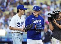 　山本（右）と談笑する、始球式を務めたＢＴＳのＶ（共同）