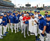 　チャンピオンリングを贈呈されるラックス（中央）と祝福するドジャースナイン（ロサンゼルス・ドジャース提供）