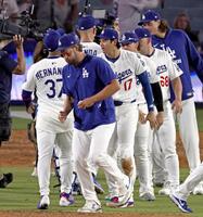 　レッズに勝利し、チームメートとタッチを交わす大谷（17）＝共同