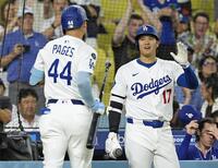 　８回、左犠飛を放ったパヘス（左）を迎える大谷（共同）