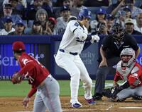 　３回、四球を選ぶ大谷（共同）