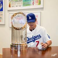 　ワールドシリーズのトロフィーを前にしたＢＴＳ・Ｖ（ロサンゼルス・ドジャース提供）