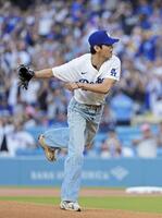 　ドジャース－レッズ戦の始球式を務めるＢＴＳのＶ（共同）