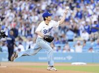 　ドジャース－レッズ戦の始球式を務めるＢＴＳのＶ（共同）